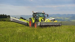 La suspension compacte du relevage avant confère à la faucheuse une garde au sol élevée en fourrière. -