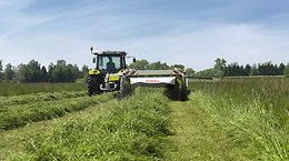 Des andains parfaits.
Deux tôles déflectrices déposent le fourrage en un andain propre et facilitent ainsi l'étape de récolte suivante. -