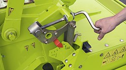 Hauteur de coupe réglable.
La hauteur de coupe peut être réglée en continu entre 3 cm et 7 cm à l'aide d'une manivelle. Une échelle graduée permet de contrôler la hauteur. -