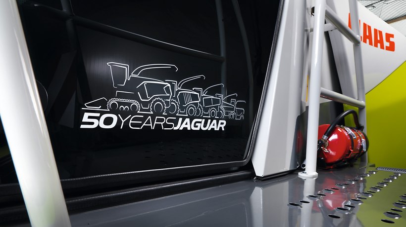 Autocollant « 50 YEARS JAGUAR » sur la porte conducteur -