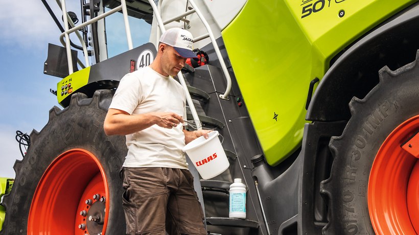 Seau et fouet pour l'additif d'ensilage -